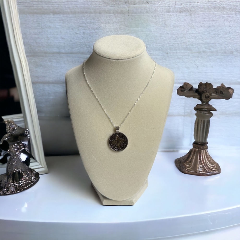 💲ALE 🏷️ LV Fluer Stamp Pendant Necklace
